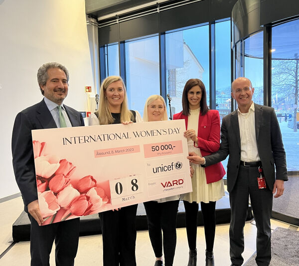Donerte 50.000 kroner til UNICEF og utdanning av jenter