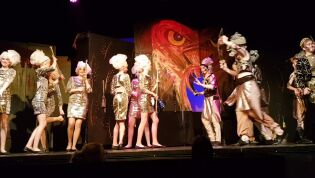 Showbusiness av ypparleg klasse under framføringa av Aladdin på framtun
