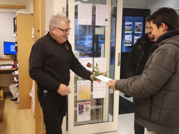 Overraska med roser og gode ord