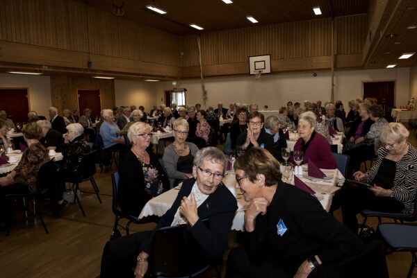 Eldredag med ungdommeleg underhaldning og kakebord i øyakvalitet