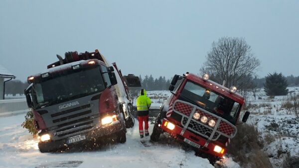 Både renovasjonsbil og kranbil av vegen