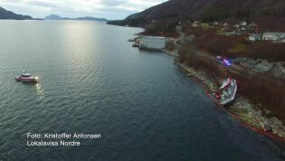 Diesel i sjøen etter at redningsskøyta Idar Ulstein gjekk på grunn.