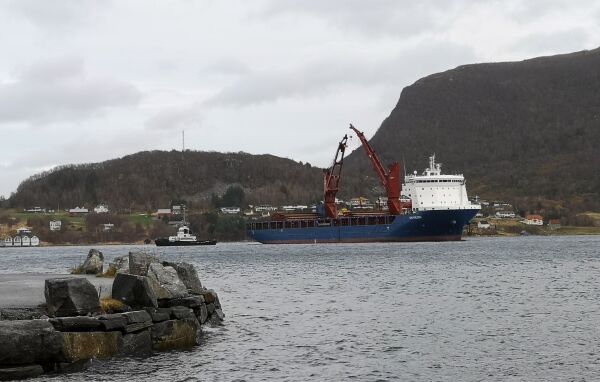 Aktiviteten på fjorden skuldast helikopterdekk og kraner som skal på plass