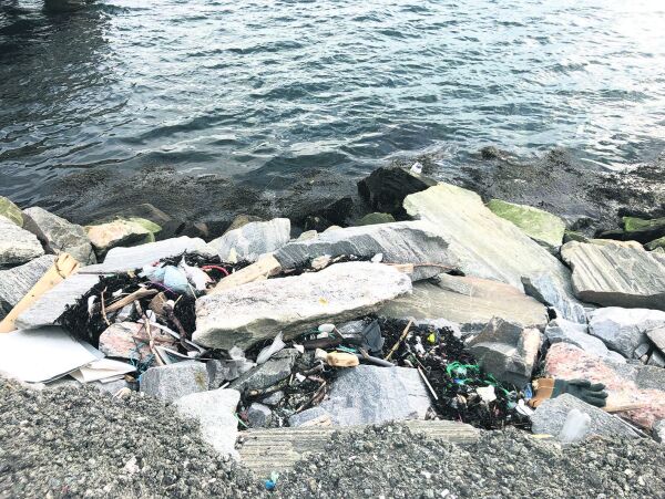 Ber kommunen gripe inn i plastforsøplinga