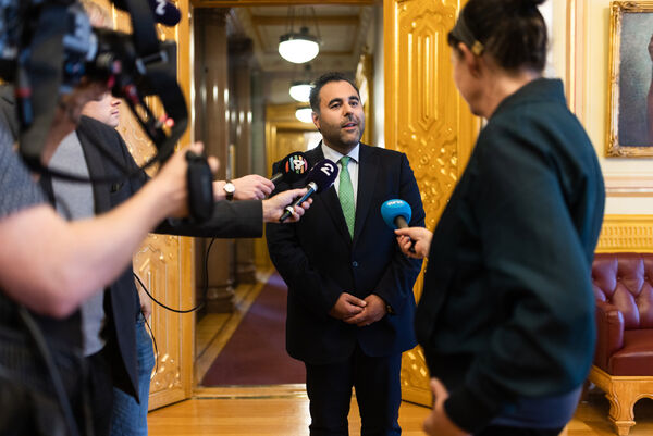 Varsko for utholing av demokratiet