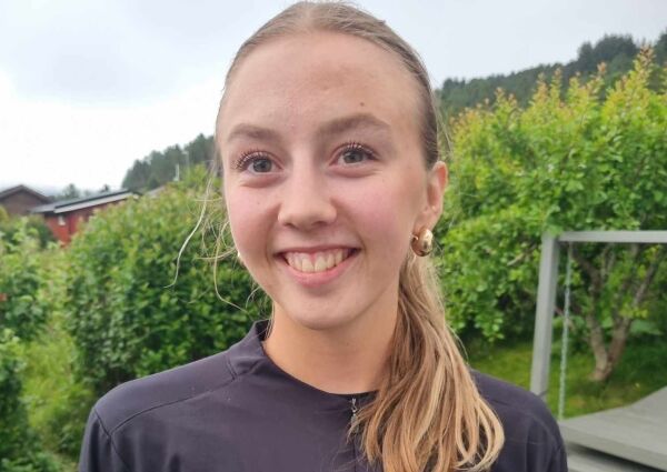 Thea skårar mål for gøy