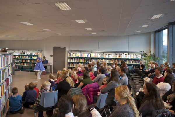 Eventyrleg stemning i biblioteket