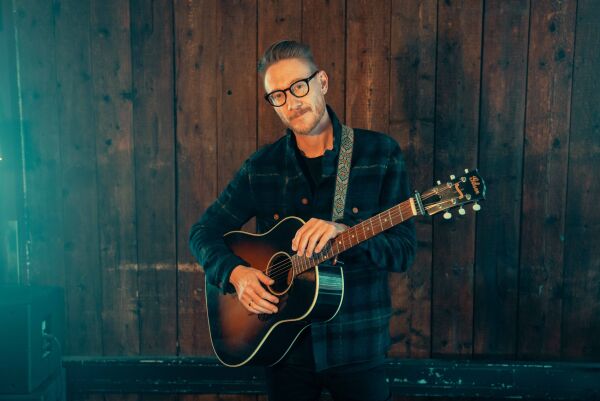 Adam Douglas kjem til Ulla