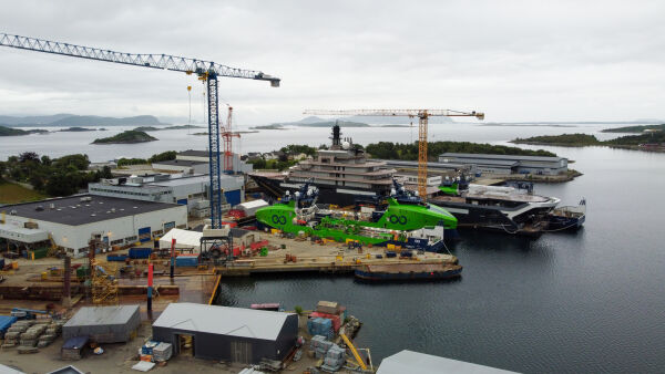 Milliardyachten «Rev Ocean» kløyvd i to