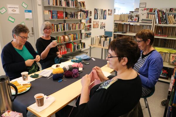 Strikketreff på biblioteket