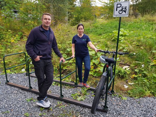 Deler ut stativ for sykkelparkering