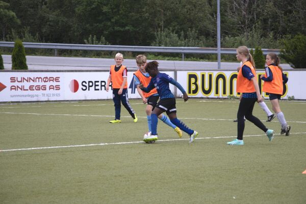 Fotballiver og gledeshyl på Brattvåg stadion