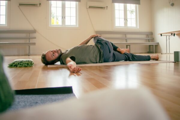 Øystein flytta til Vatne og fann roa som yogainstruktør