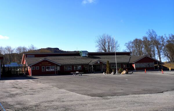 Varslar tøffe innsparingar