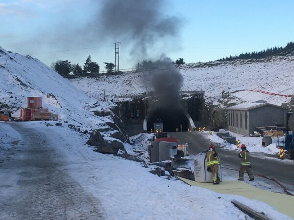 Brannen starta i ein arbeidsrigg ein kilometer inn i tunnellen