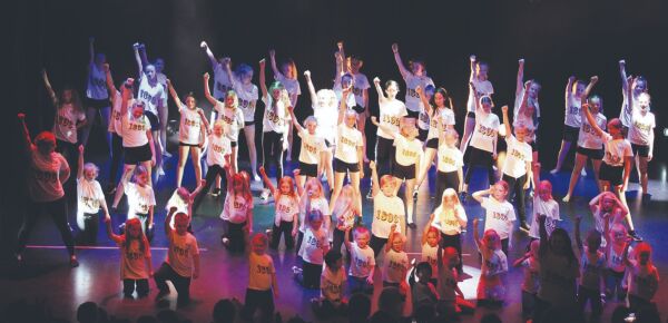 Dansekurs på Hildre enda i utseld danseframsyning