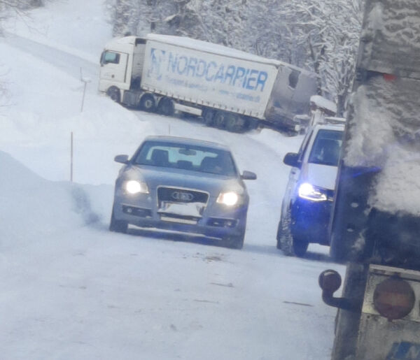 Vogntog sperrar vegen