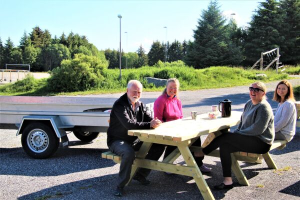 Fleire rastebord og benkar på plass