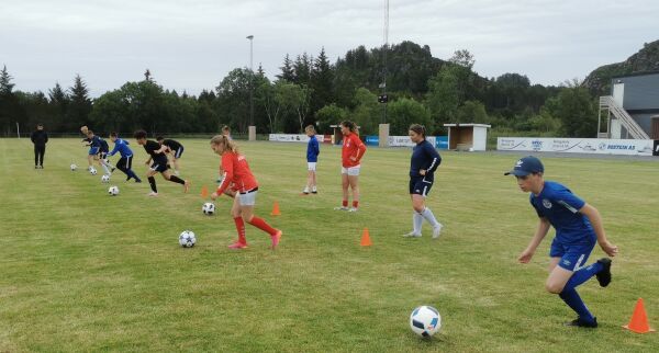 MOT og fotball hand i hand