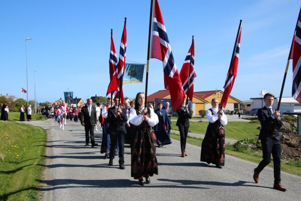 Bilkortesje rundt heile Harøya 17. mai