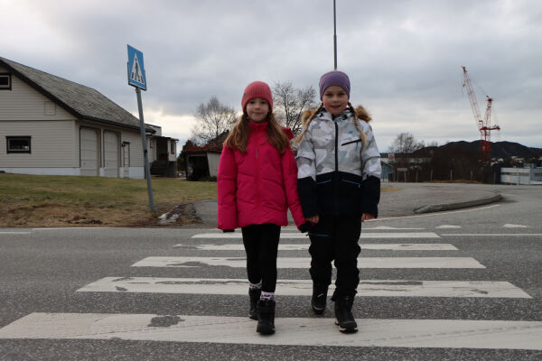 Her telte Olivia (8) 15 bilar som passerte før nokon stoppa