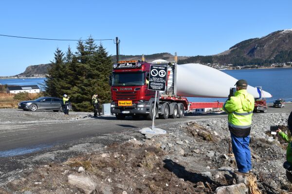 Første turbinblad på veg opp på fjellet