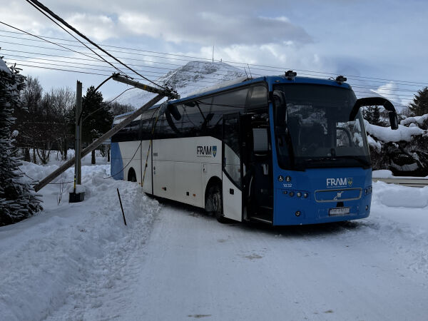 Buss knekte lyktestolpe tvert av