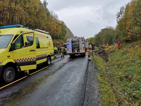 Brannbil velta på veg til trafikkulykke