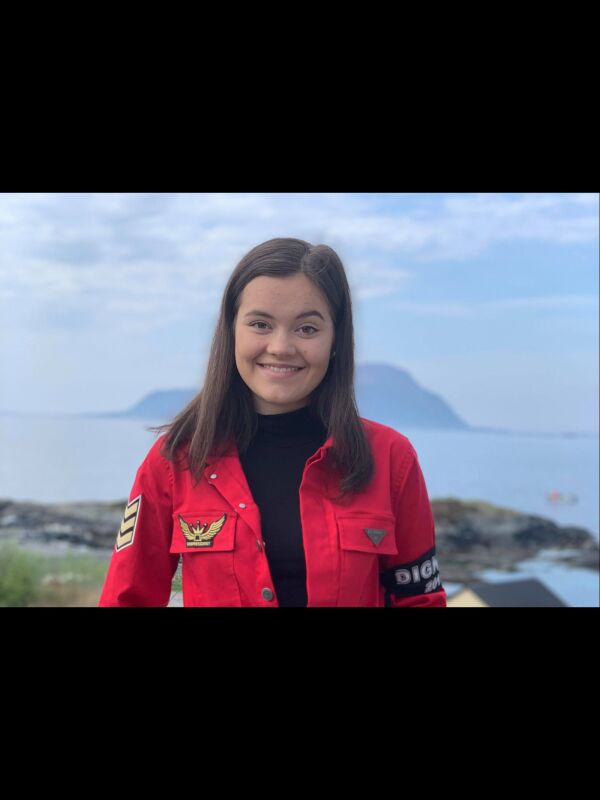 Mathea med russedress og drillstav