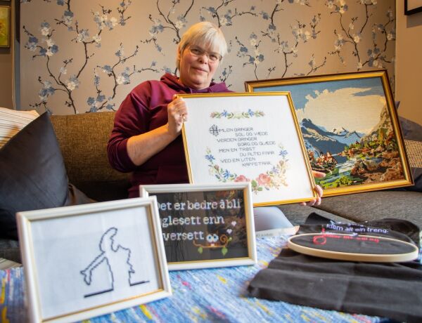 Eva har ei spiss nål og ei skarp tunge, og er ikkje redd for å bruke dei