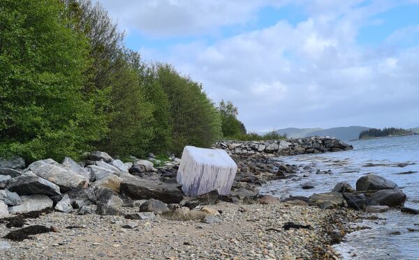 Plastdunkar funne i fjæra på Grytastranda