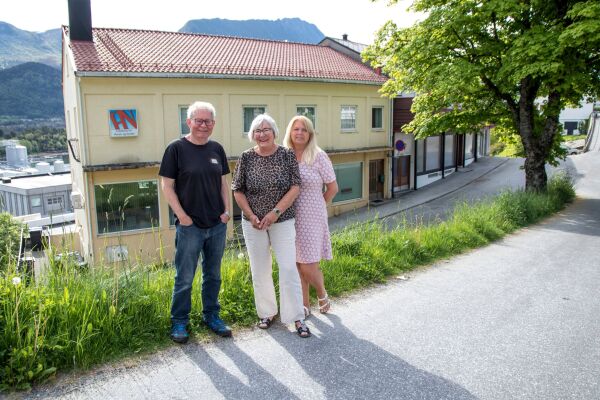 Tre bautaer i lokalavisa