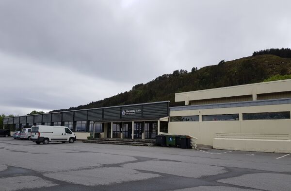 Meiner skulebygginga på øyane startar i feil ende