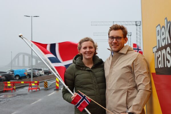 Med flyttelasset over brua
