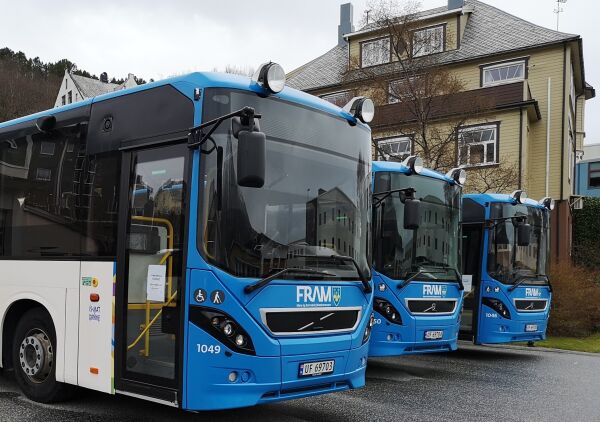 Bussane stenger framdørene på langruter