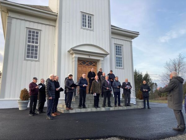 Song inn det nye året på kyrkjetrappa