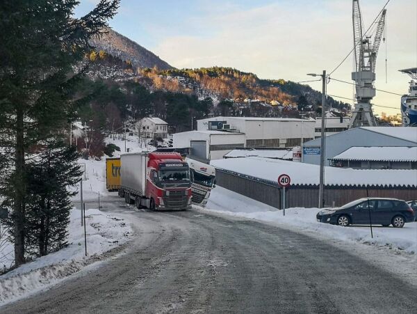 Såpeglatte vegar då fleire trailerar fekk problem