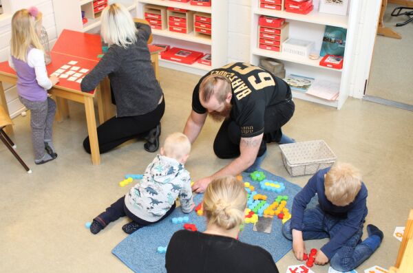 Småbarnsklubb for å vise fram korleis pedagogikken fungerer