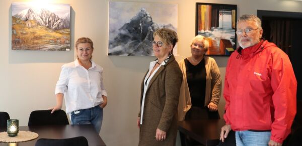 Viser fram vakre arbeid på hotellet