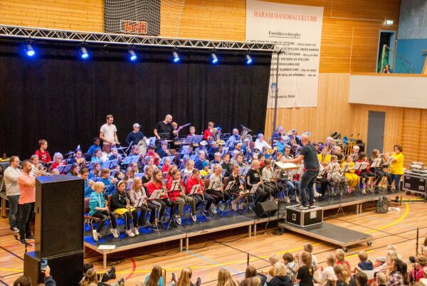 320 musikantar og drillarar på kick off for skulekorps