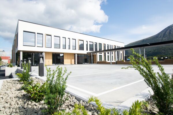 Offisiell opning av tenestehuset torsdag
