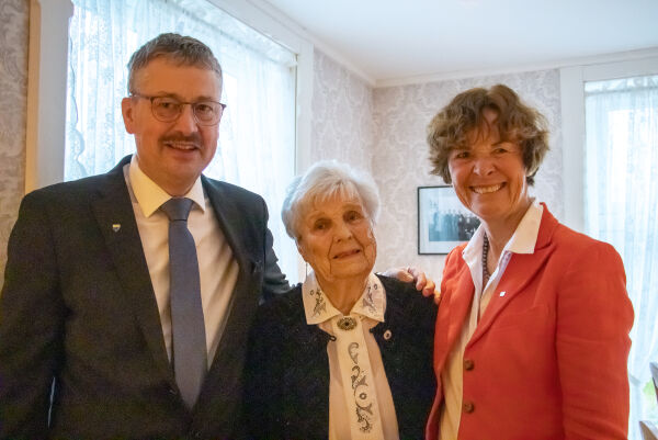 Kjellaug (97) heidra for 77 års teneste