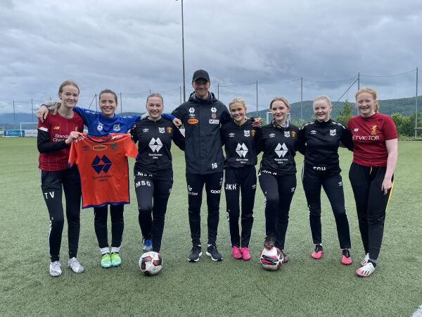 Jørgen overraska fotball-jentene