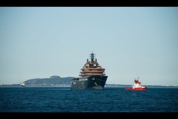Her kjem luksusyachten til Vard