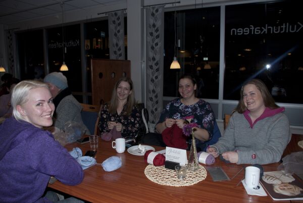 Knallsuksess for strikkekafé