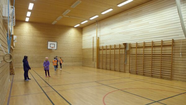 Elevar får ikkje bruke gymsalar, idrettshaller og svømmehallar første skuleveka