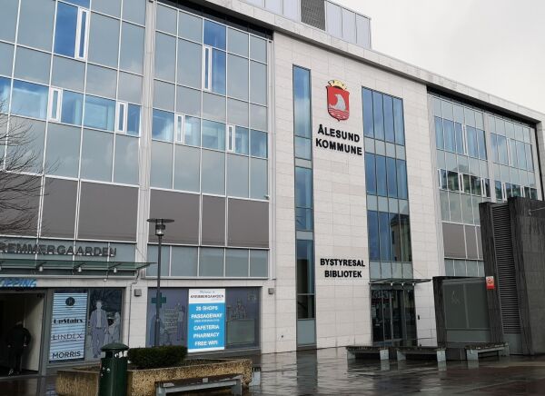 Framleis skjenkestopp, og påbod om heimekontor og munnbind