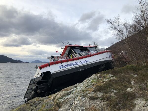 Redningsskøyte i fjøresteinane