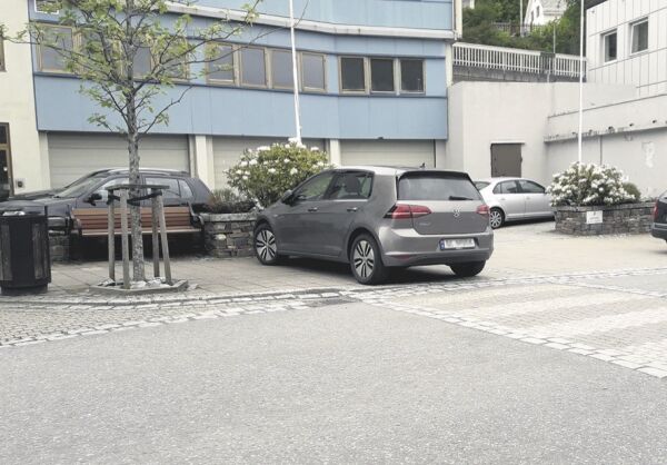 Parkeringskulturen i Brattvåg lever i «beste velgåande»