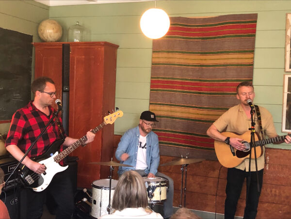 Stovekonsert med lokalbandet EYE